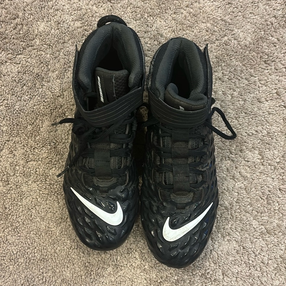 9.5 wide men’s football cleats Nike
